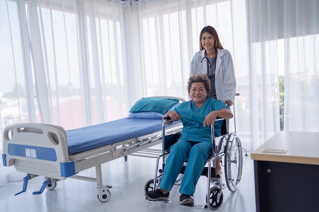 doctora asiática en el hospital