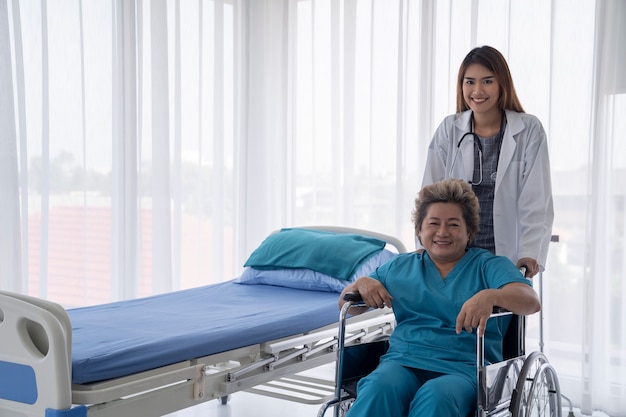 doctora asiática en el hospital