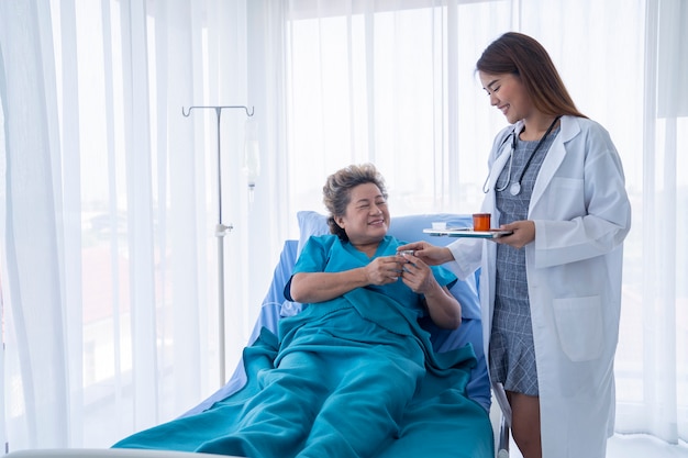 Doctora asiática en el hospital