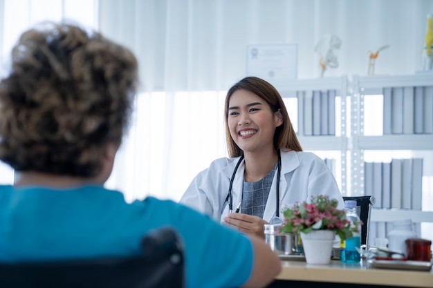 doctora asiática en el hospital