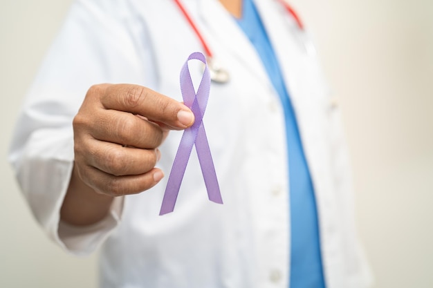 Foto doctora asiática con signo de cinta morada del día de la enfermedad de alzheimer cáncer de páncreas epilepsia lupus