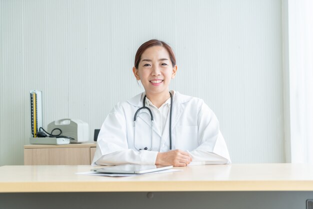 Doctora asiática sonriendo