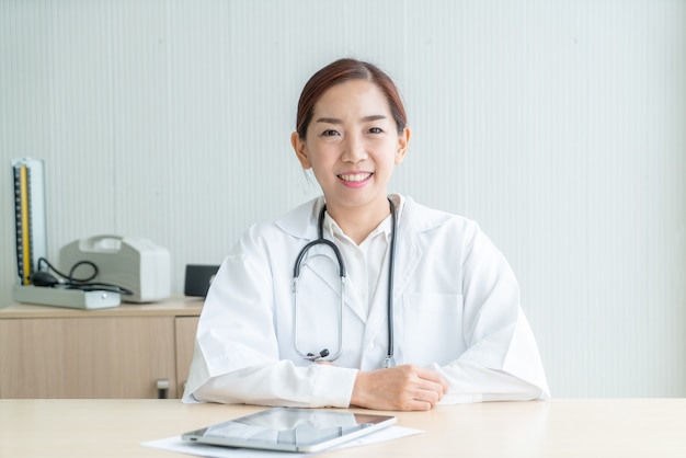 Doctora asiática sonriendo