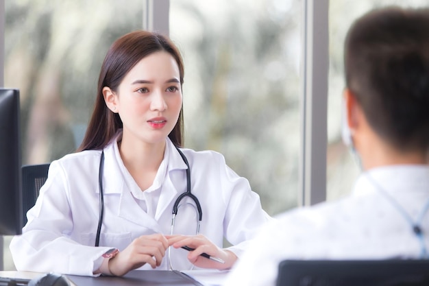 Una doctora asiática sugiere una solución de atención médica a su paciente mayor en la sala de examen del hospital