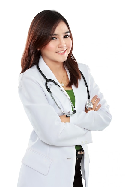 Doctora asiática vistiendo una bata blanca y un estetoscopio con el brazo cruzado