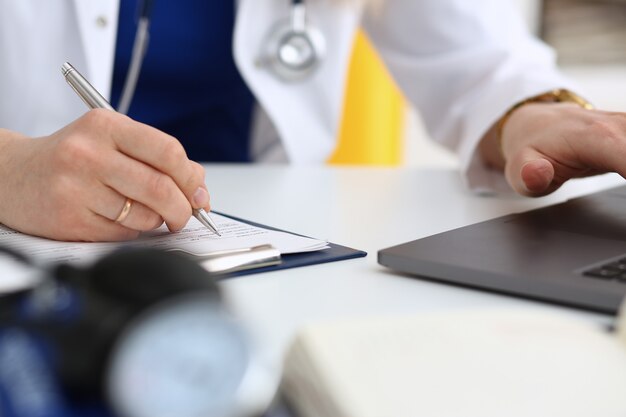 Doctora, asimiento de la mano, pluma de plata, relleno, paciente