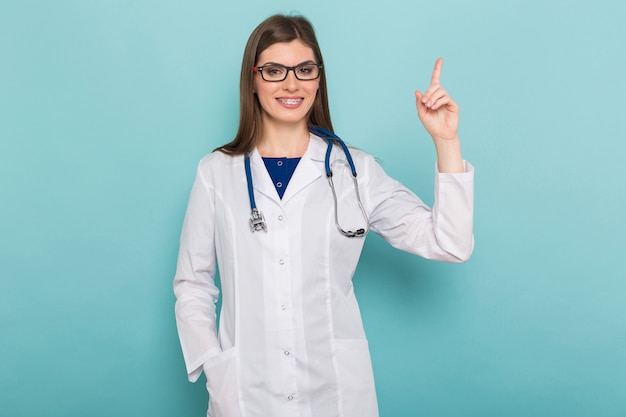 Foto doctora atractiva en bata blanca y gafas