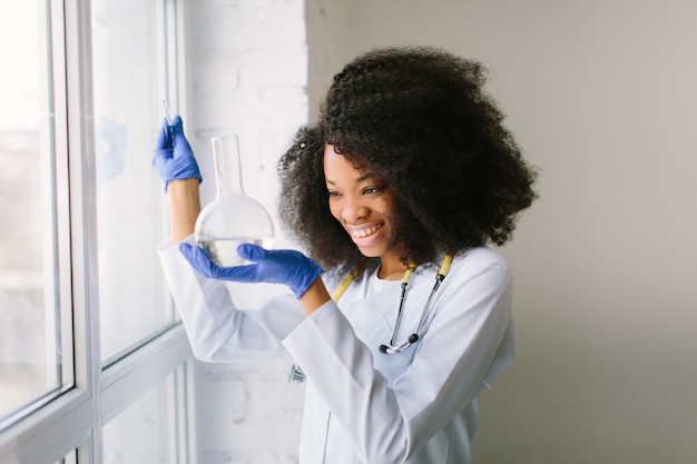 Doctora en una bata blanca con un estetoscopio.