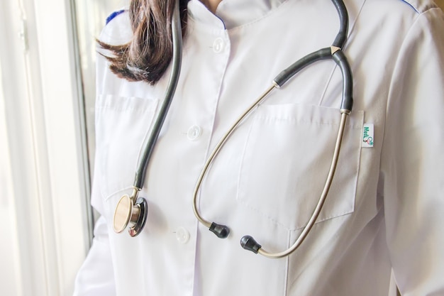 Doctora en bata blanca con fonendoscopio