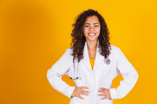 Una doctora brasileña sonriente con una bata blanca.