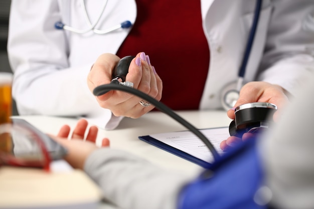 Foto doctora brazos hacen médico procedimiento closeup