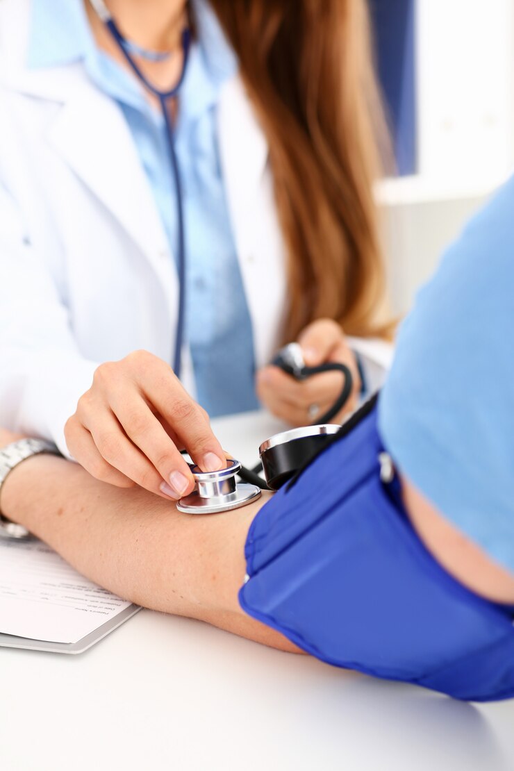 Foto doctora brazos hacen médico procedimiento closeup