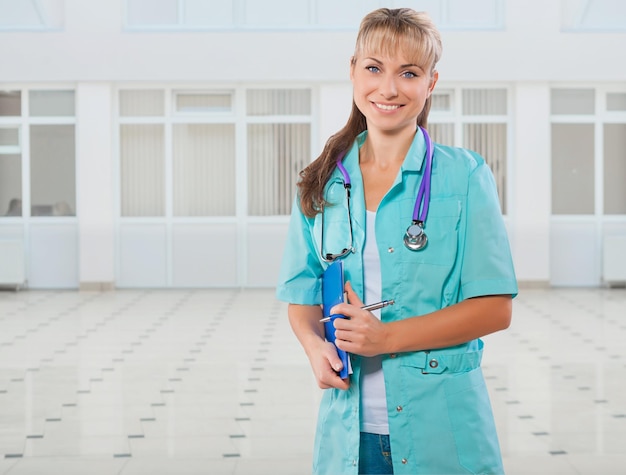 Una doctora con una carpeta y un bolígrafo.