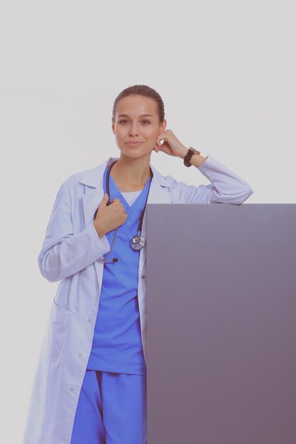 Una doctora con una cartelera en blanco