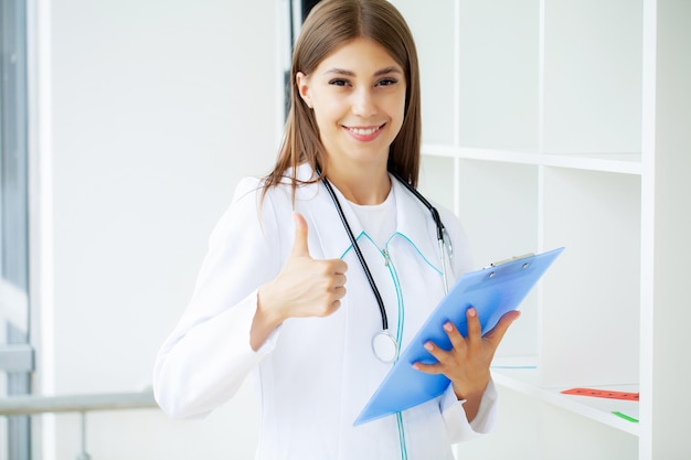 Doctora en cirugía leyendo notas del paciente