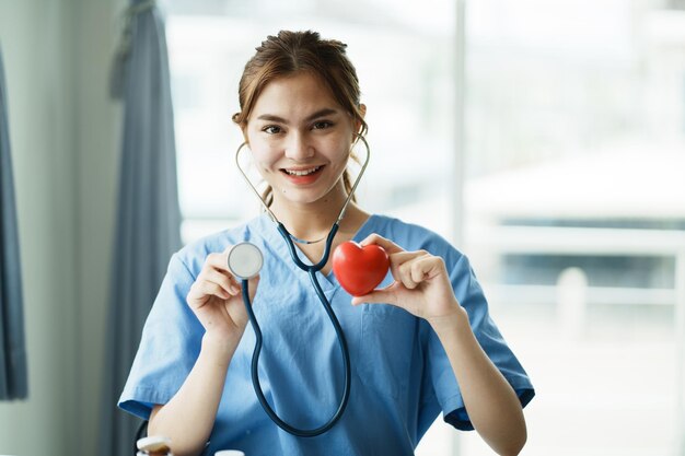 Foto doctora con computadora portátil hablando con un paciente en el hospital