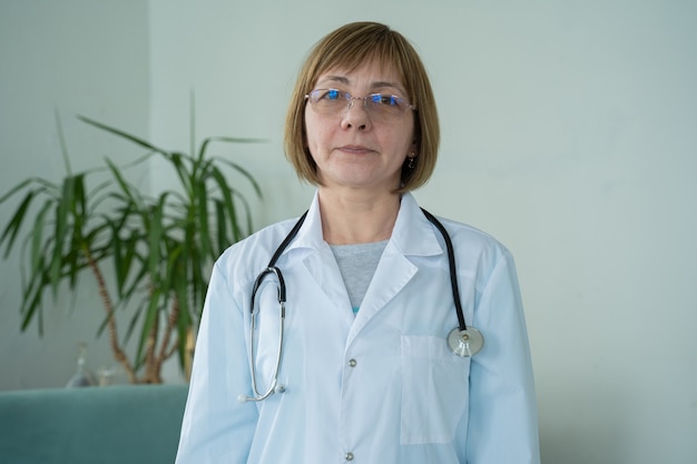 La doctora da una consulta en línea a su paciente La doctora da consejos al paciente por videollamada