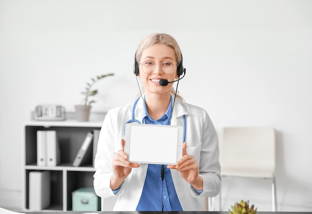 Doctora dando una consulta en línea en la clínica