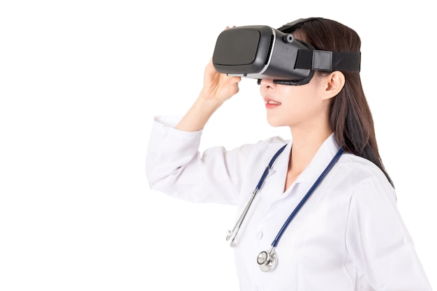 Doctora disfrutar con gafas de realidad virtual aisladas sobre fondo blanco