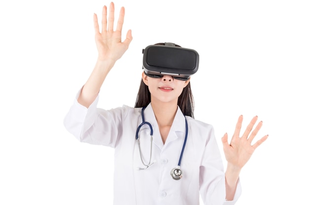 Doctora disfrutar con gafas de realidad virtual aisladas sobre fondo blanco