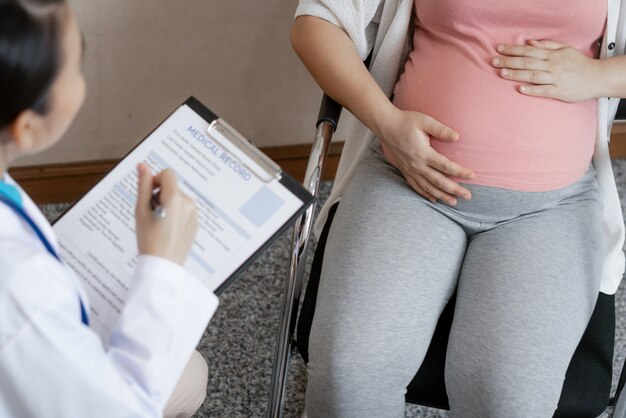 Doctora embarazada y ginecóloga del hospital.