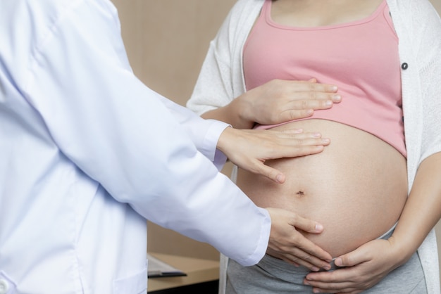 Doctora embarazada y ginecóloga del hospital.