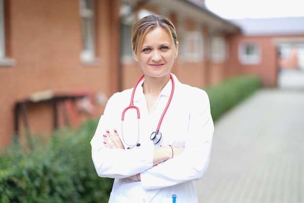 Una doctora se encuentra en la calle cerca de la clínica.