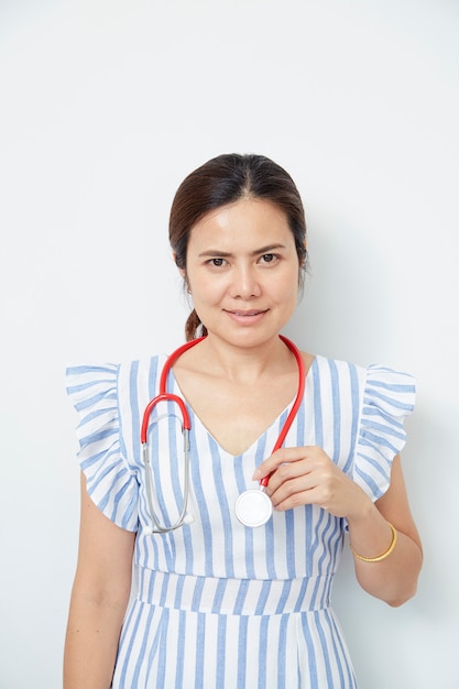 Doctora enfermera con estetoscopio rojo