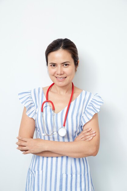 Doctora enfermera con estetoscopio rojo