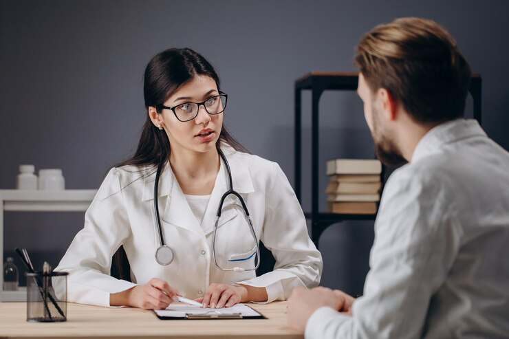 Una doctora entrevistando a un paciente masculino