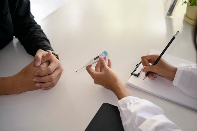 Doctora escribiendo prescripción o recomendación del paciente en el portapapeles.