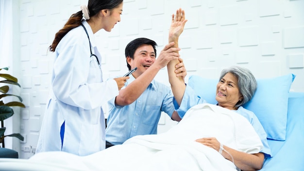 Una doctora especialista viene para un examen físico y síntomas de pacientes ancianas acostadas en la habitación del paciente