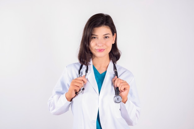 Doctora esperando a sus pacientes en la habitación