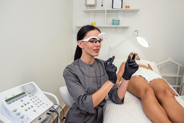 La doctora se está preparando para un procedimiento de cosmetología con electroepilación