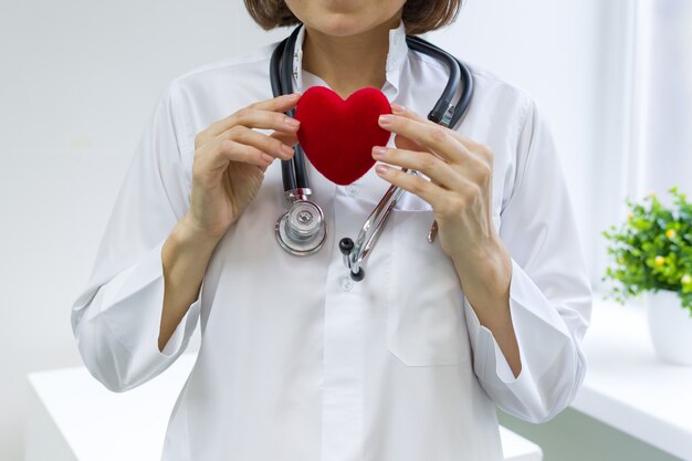 Doctora con estetoscopio con corazón