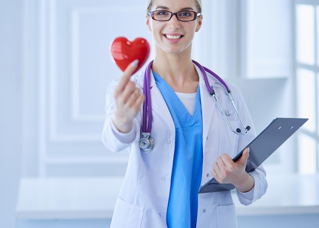 Doctora con el estetoscopio con corazón.