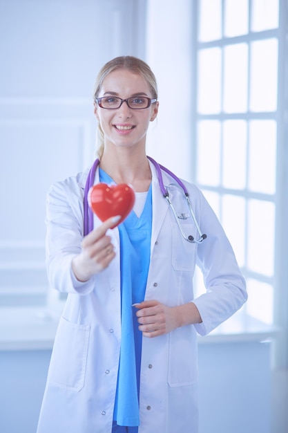 Doctora con el estetoscopio con corazón.