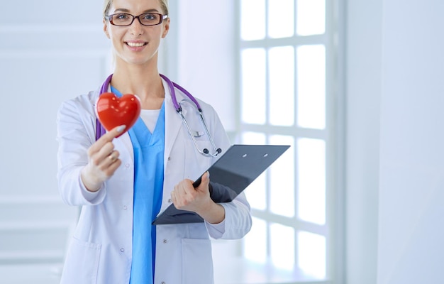 Doctora con el estetoscopio con corazón.