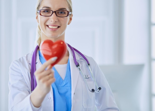 Doctora con el estetoscopio con corazón.