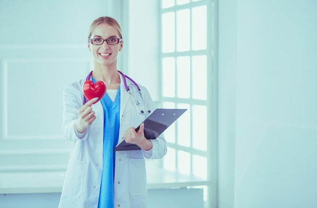 Doctora con el estetoscopio con corazón.