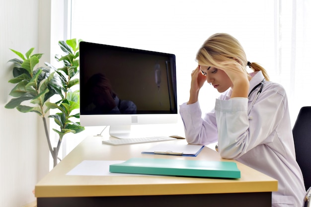 Una doctora con estrés en el trabajo