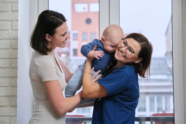 Doctora examinando niño pequeño