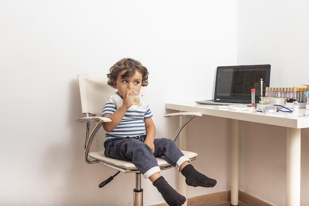 Doctora examinando a un niño pequeño.