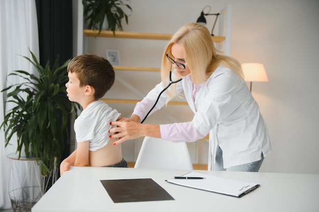 doctora, examinar, niño, por, estetoscopio