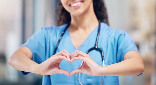 Foto doctora feliz y manos del corazón por amor en la atención médica o el seguro de vida en el hospital