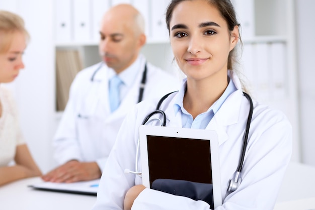 Doctora feliz con personal médico en el hospital