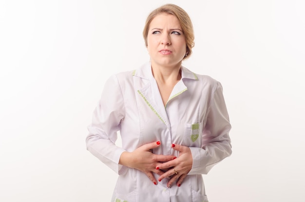 Foto una doctora de fondo blanco con un fonendoscopio muestra diferentes emociones