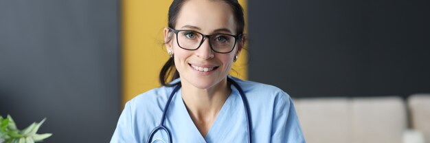 Doctora con gafas llenando el historial médico