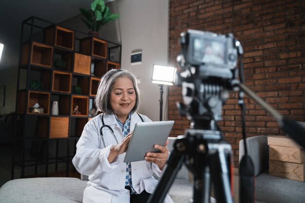 Doctora grabando video para su blog