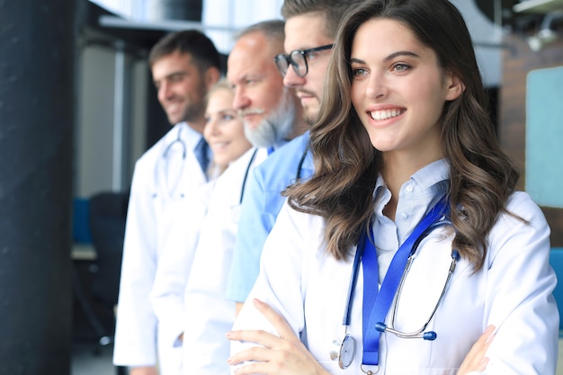 Doctora con grupo de colegas exitosos felices.